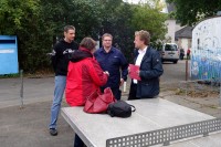 Kurzer Pressetermin. v.l. Mario, Reporterin von der HNA, Herr Göb BF Kassel, Herr Happel-Emrich Abteilungsleiter Bevölkerungsschutz und Krisenmanagement