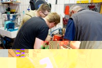 Teamwork: Rene, Matze und Günter beim Anfertigen einer höchst speziellen Spezialschraube als Ersatz für die Entlüftungsschraube
