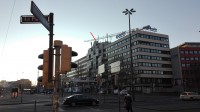 Nürnberg, Am Plärrer 31 - Mastmontage am Dachaufbau (siehe roter Pfeil)