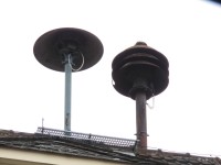 Zwei Sirenen auf dem Dach des Alten Rathauses Waldsee